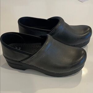 Like New condition DANSKO PROFESSIONAL Gray Leather Clogs. Size 37 (7)